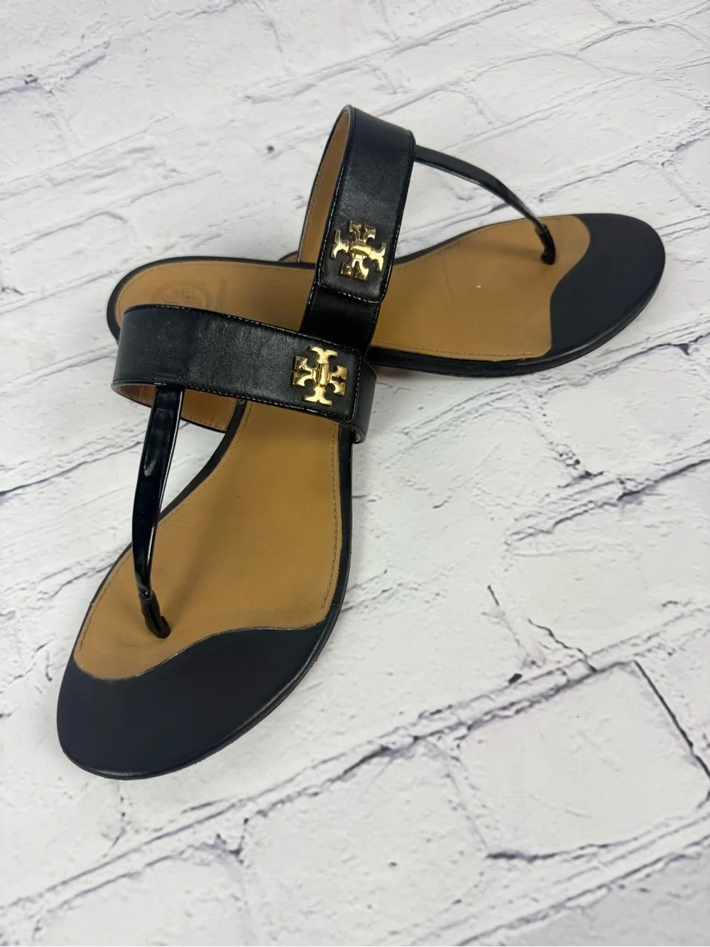 Tory Burch Kira Thong Sandal 8 Black Leather Gold Logo Lock Flat Flip Flop Slide